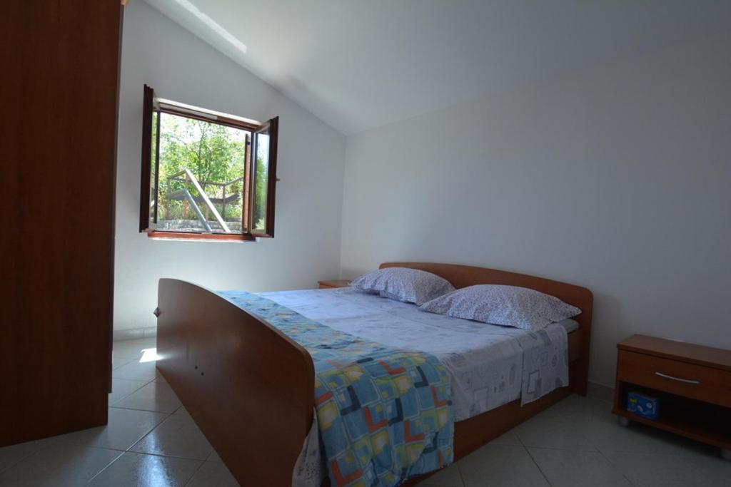 1 dormitorio con cama y ventana. en Holiday home Marina, en Sali