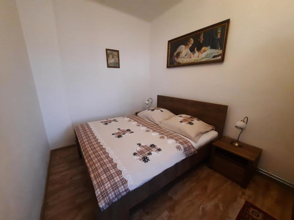 Postel nebo postele na pokoji v ubytování Apartmány U sv. Anny