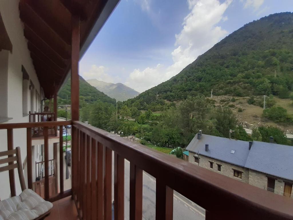 a balcony with a view of a mountain at Apartamento en Pirineos in Bielsa
