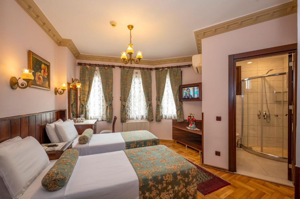 TV a/nebo společenská místnost v ubytování Osmanhan Hotel