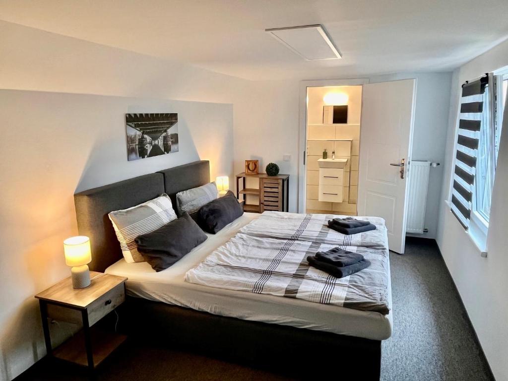 1 dormitorio con 1 cama grande en una habitación en Gästezimmer Teltow, en Teltow