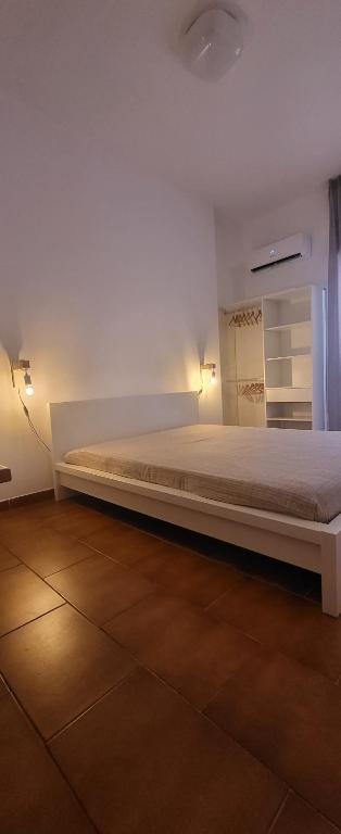 una camera con un grande letto di A casa di Pintus a Villasimius