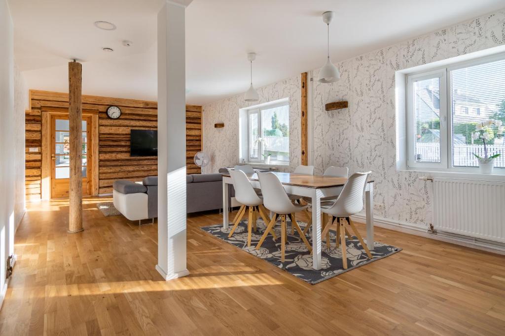 ein Esszimmer und ein Wohnzimmer mit einem Tisch und Stühlen in der Unterkunft Relax Interior Stylish House in Rakvere in Rakvere