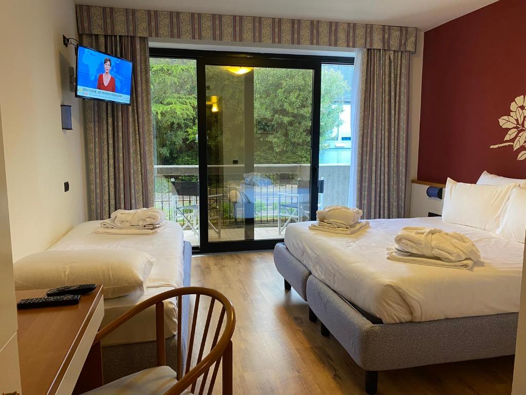Alevic Hotel Sirmione - 豪华三人房间，带阳台和部分湖景