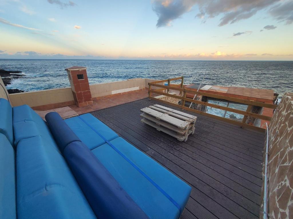 Casa encima del Mar, parquing, 4 patios, idilico في El Escobonal: سطح القارب مع مقعد والمحيط