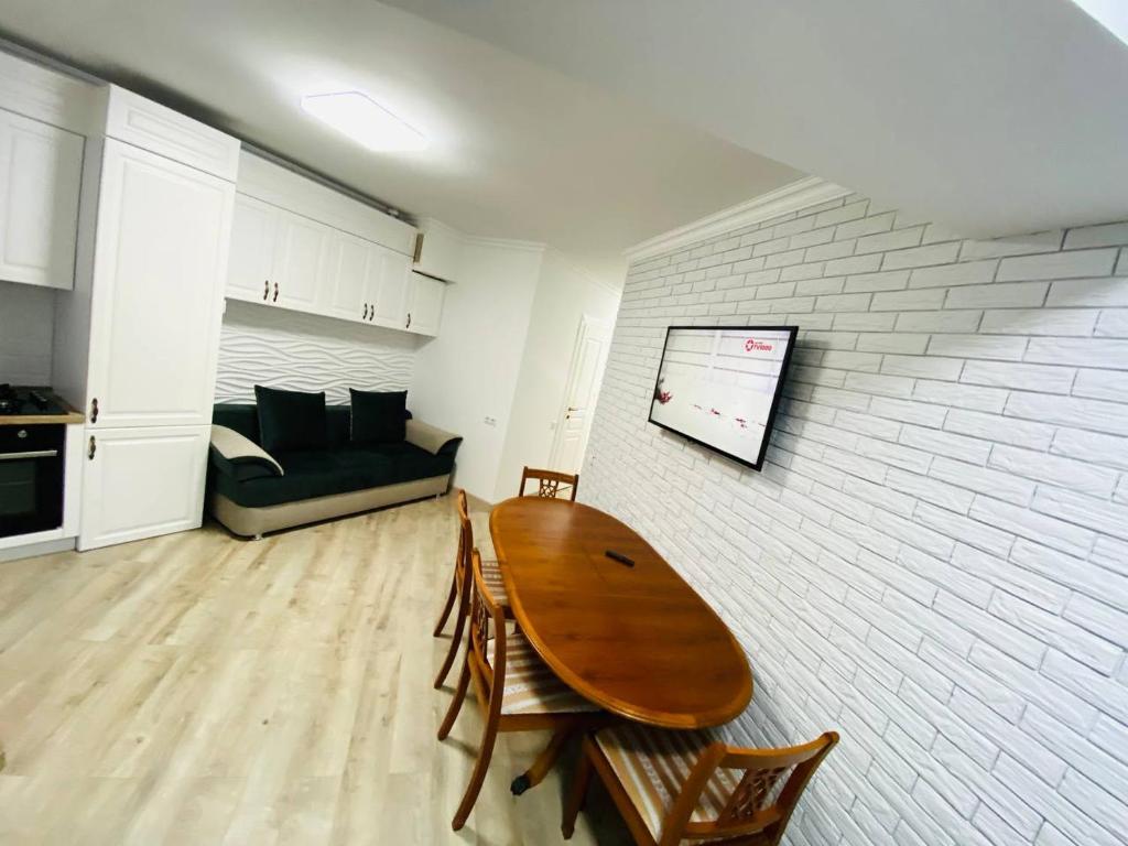 sala de estar con mesa y sofá en Central Eco View Apartment, en Chişinău