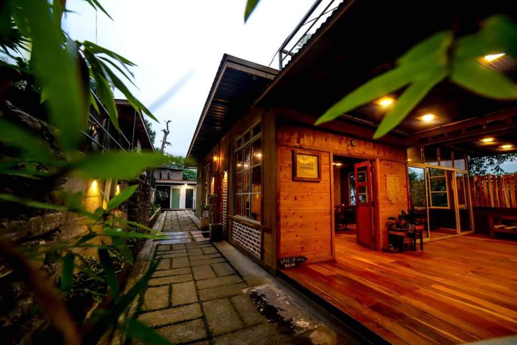 una casa in legno con portico e terrazza di The Little Paradise a Kalimpong