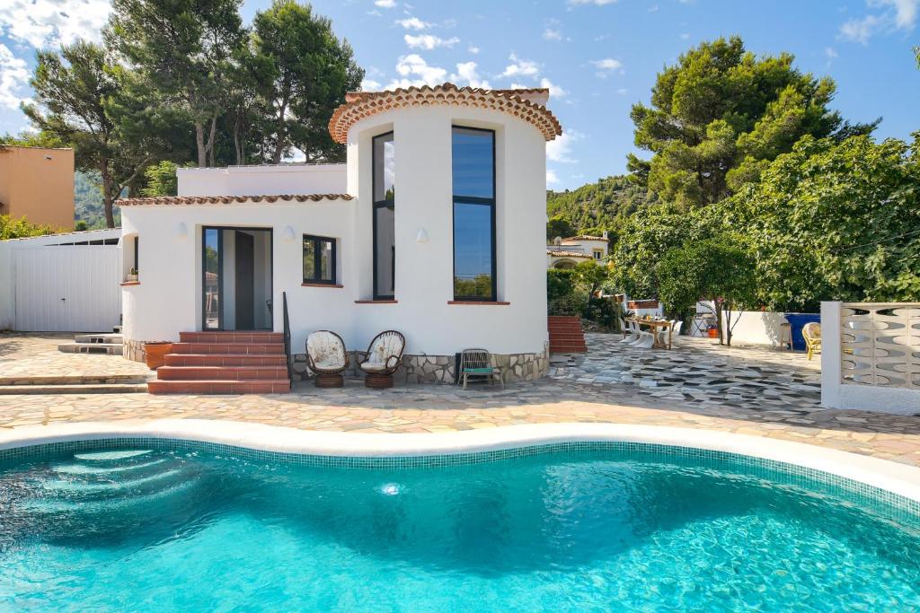 Villa for 10 with swimming pool and sea view