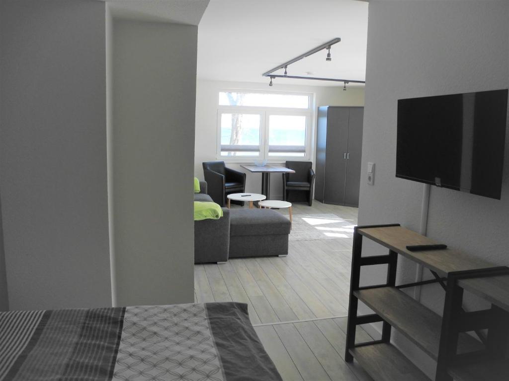TV a/nebo společenská místnost v ubytování Strandappartement Steinberghaff "zur Birk" mit Meerblick