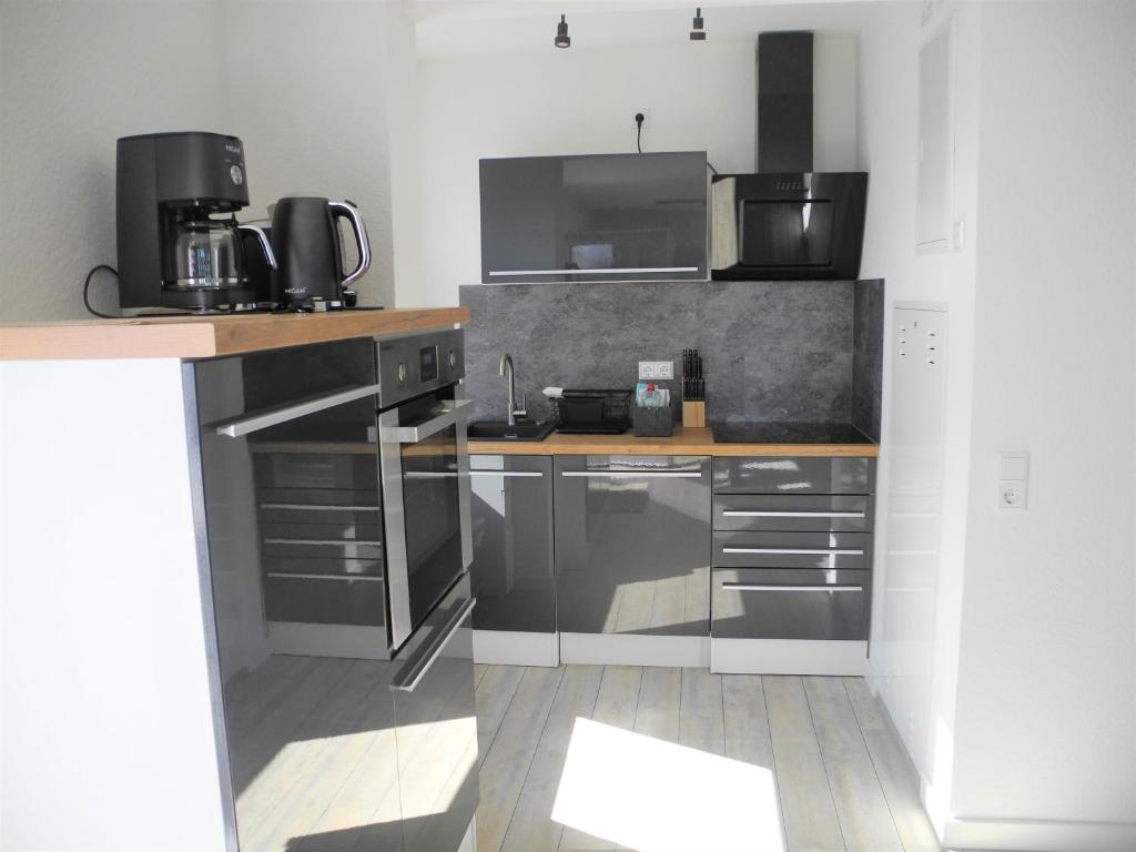 Kuchyň nebo kuchyňský kout v ubytování Strandappartement Steinberghaff "zur Birk" mit Meerblick