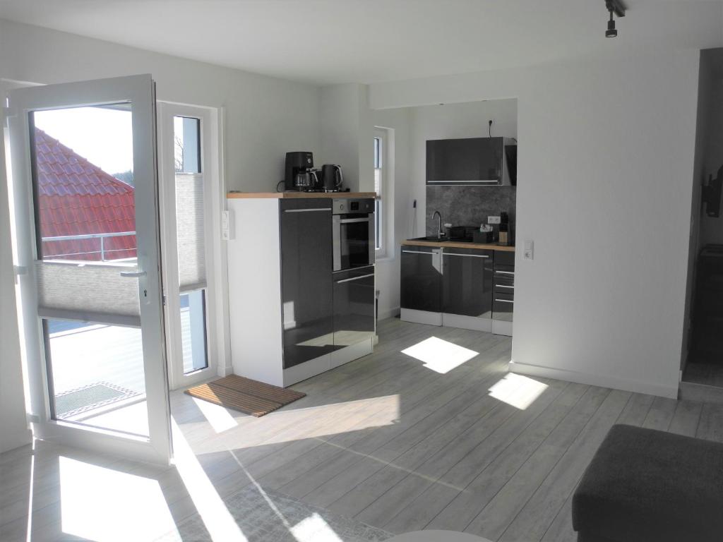 Kuchyň nebo kuchyňský kout v ubytování Strandappartement Steinberghaff "zur Birk" mit Meerblick