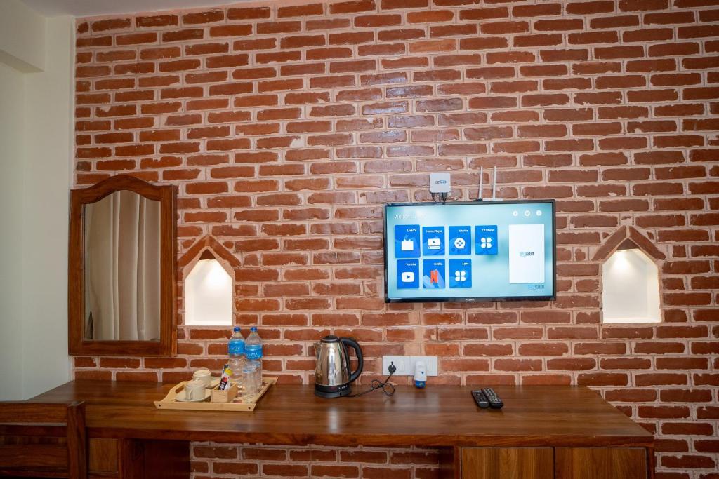 Příslušenství pro přípravu čaje a kávy v ubytování Madhuban Hotel