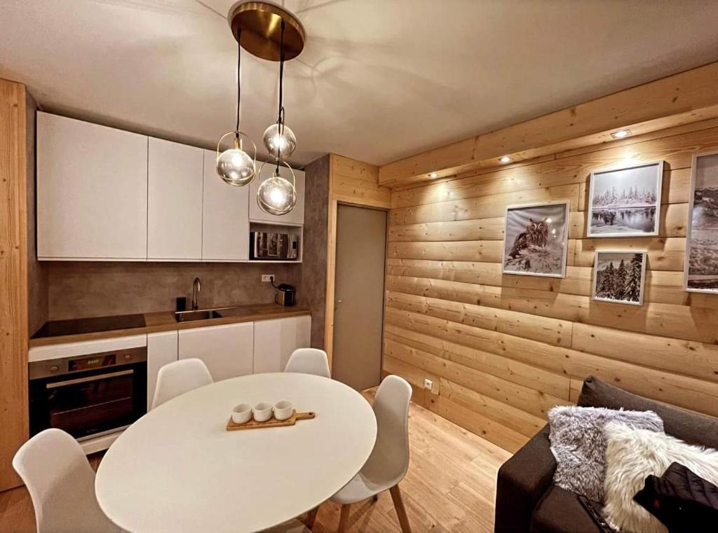 Kuchyňa alebo kuchynka v ubytovaní LeChalet N22 Au pied des pistes