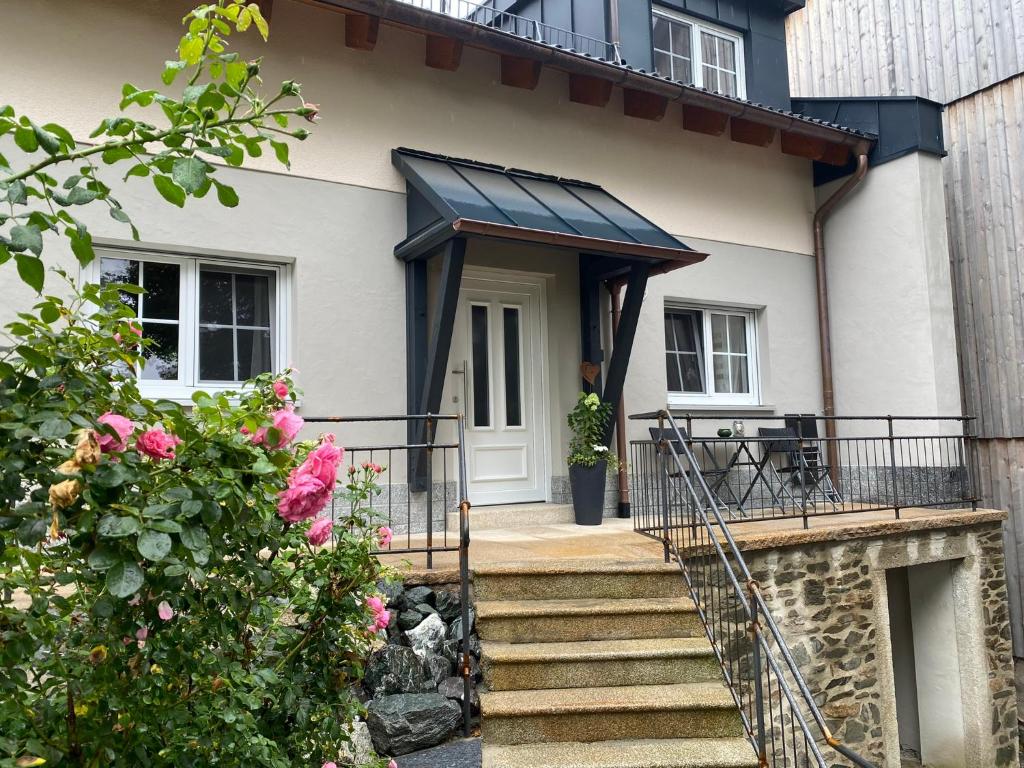 a house with a solarium on the front of it at Ferienwohnung Leimitz in Hof