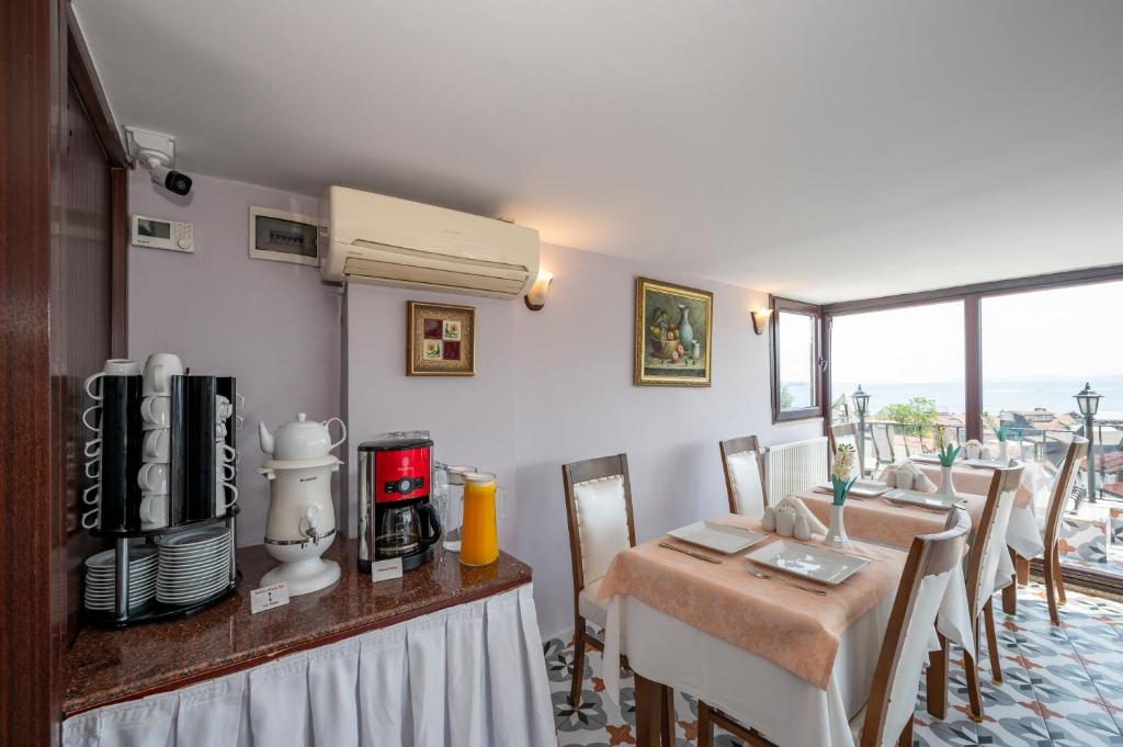 Příslušenství pro přípravu čaje a kávy v ubytování Osmanhan Hotel