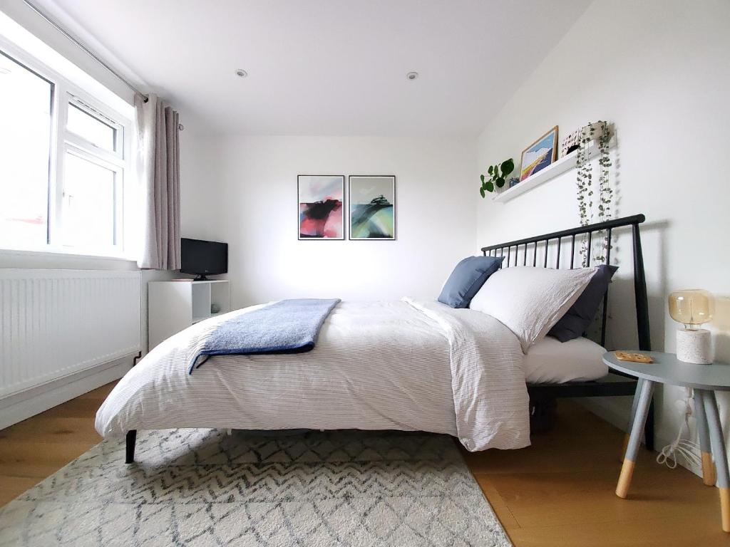 Saltdean的住宿－Self-contained annexe excellent location，一间卧室配有一张床、一张桌子和一个窗户。