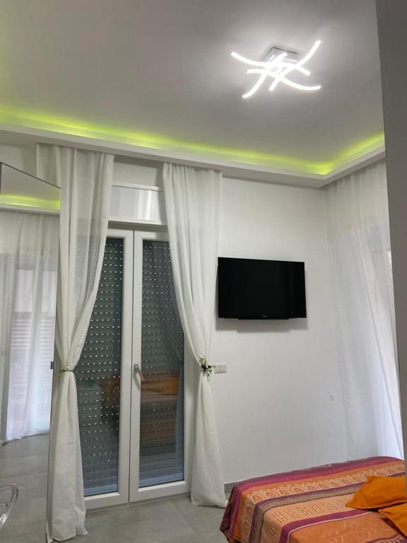 A television and/or entertainment centre at Mamuccia Rooms