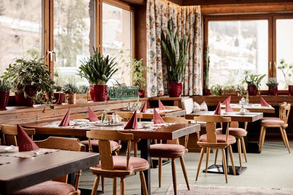 Restaurace v ubytování "Quality Hosts Arlberg" Hotel Garni Mössmer
