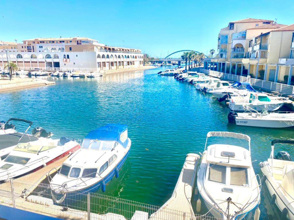 un groupe de bateaux est amarré dans un port de plaisance dans l'établissement Magnifique Appart Marina proche plage avec parking, à Sète