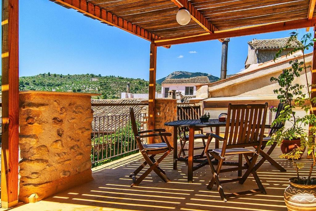 a patio with a table and chairs on a balcony at Nueva CASA TAÍNO in Benilloba