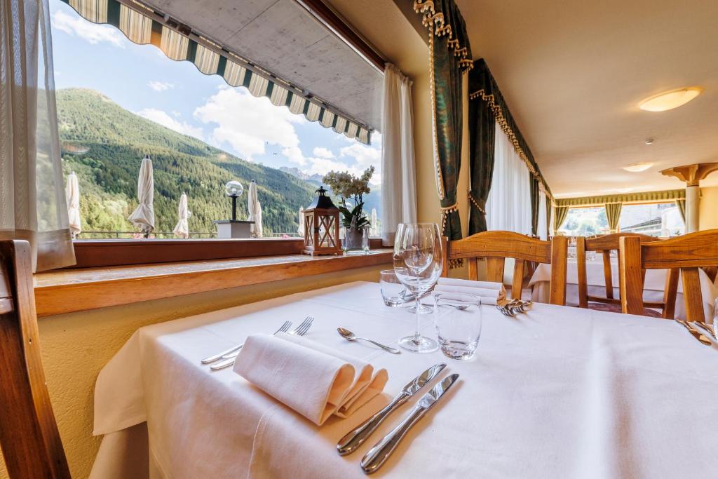 Nespecifikovaný výhled na hory nebo výhled na hory při pohledu z hotelu