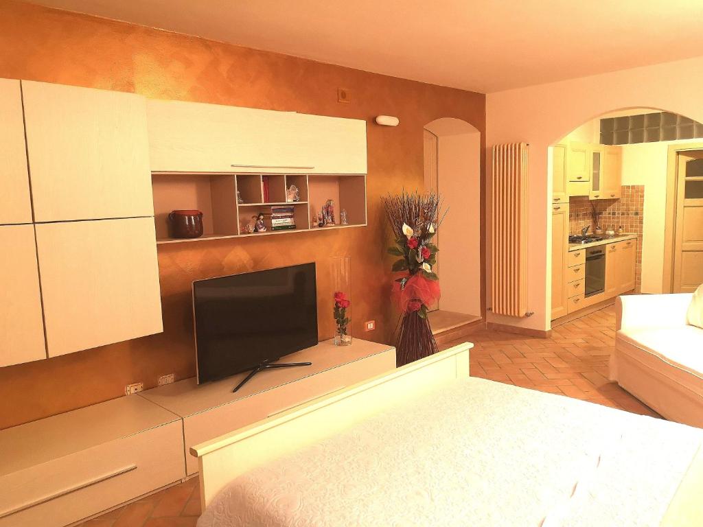 ein Wohnzimmer mit einem Flachbild-TV an der Wand in der Unterkunft Casa Mica in Abbadia San Salvatore