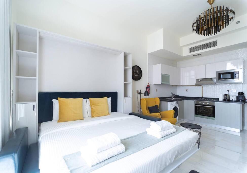 Apartment Cosy Studio with Luxurious Pool in Business Bay- Bayz Tower