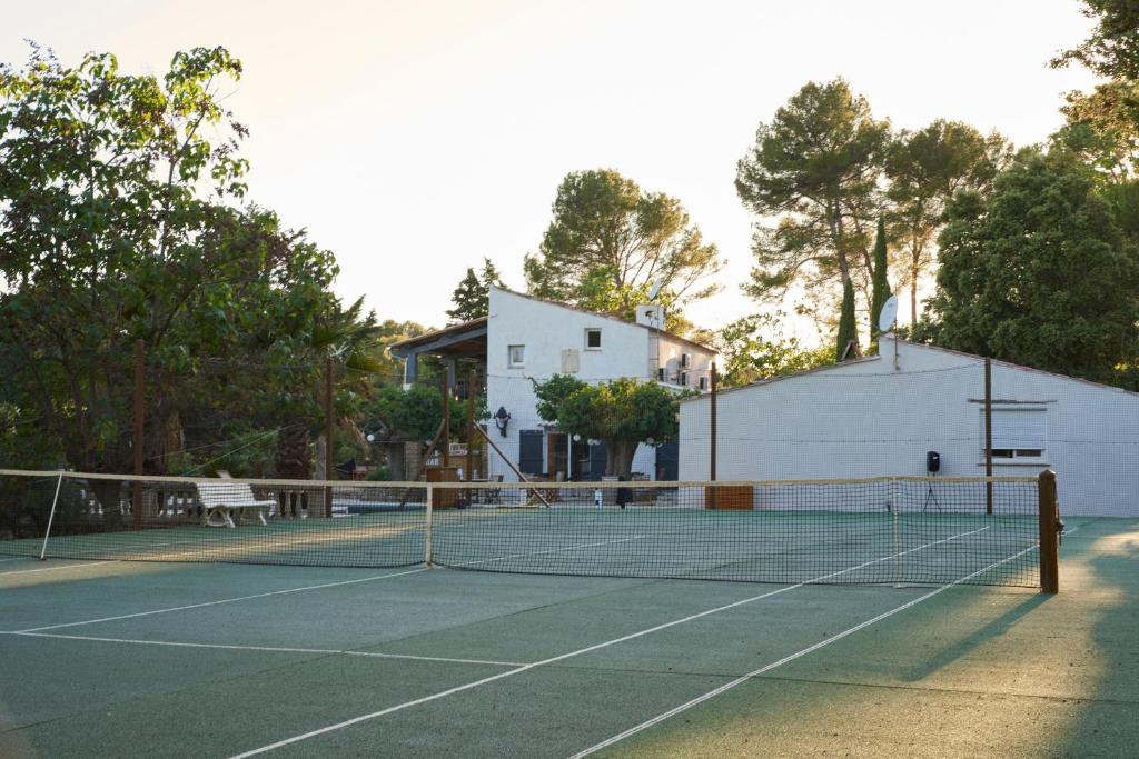 Tenis alebo squash v ubytovaní Le mas Louga alebo jeho okolí
