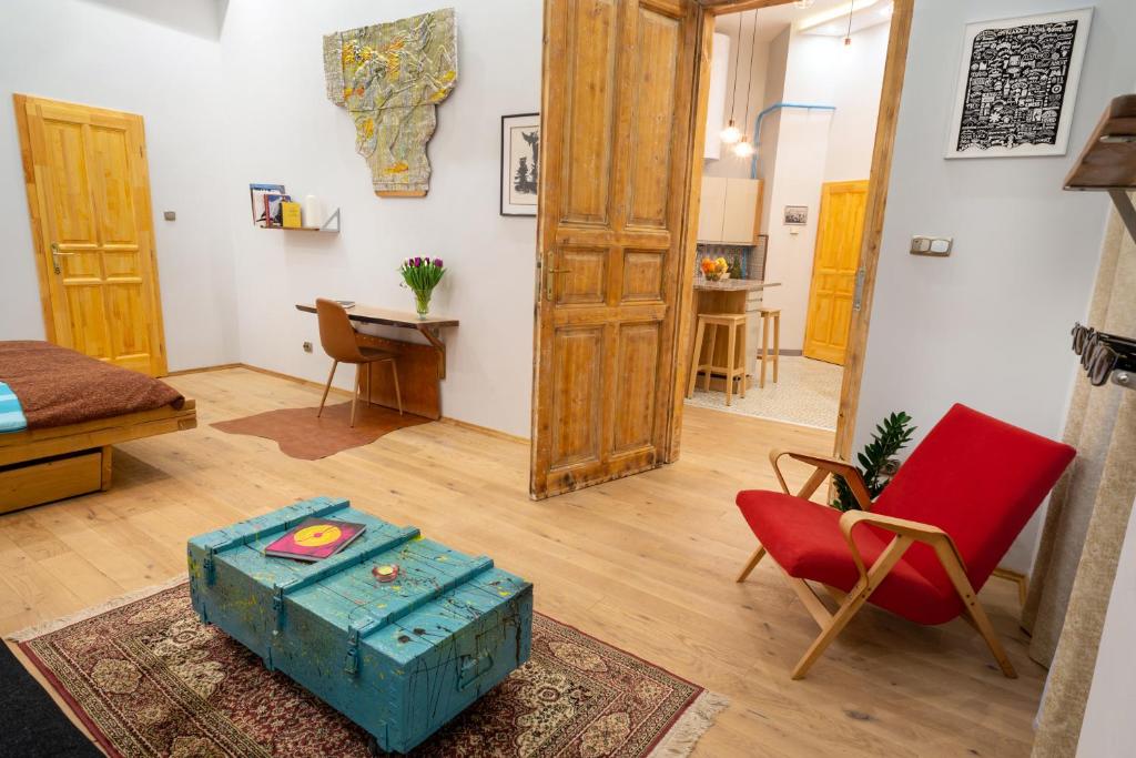 Posezení v ubytování Tipton's Quiet & Artsy home in Budapest downtown