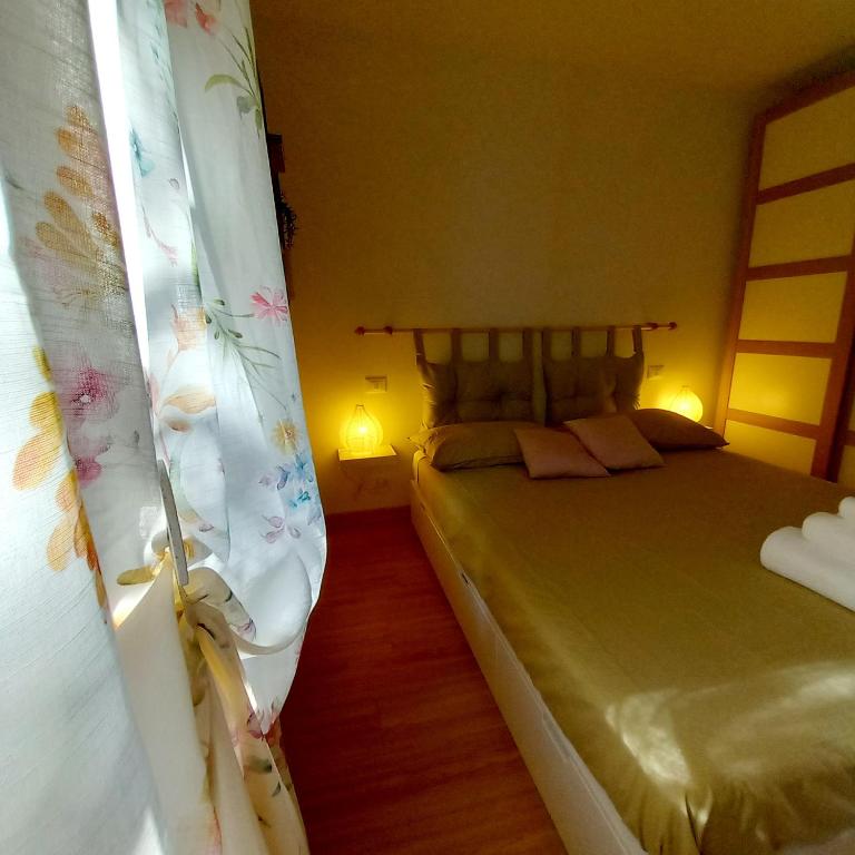 a bedroom with two beds and two lamps at La casetta di Mizar in Lizzano in Belvedere