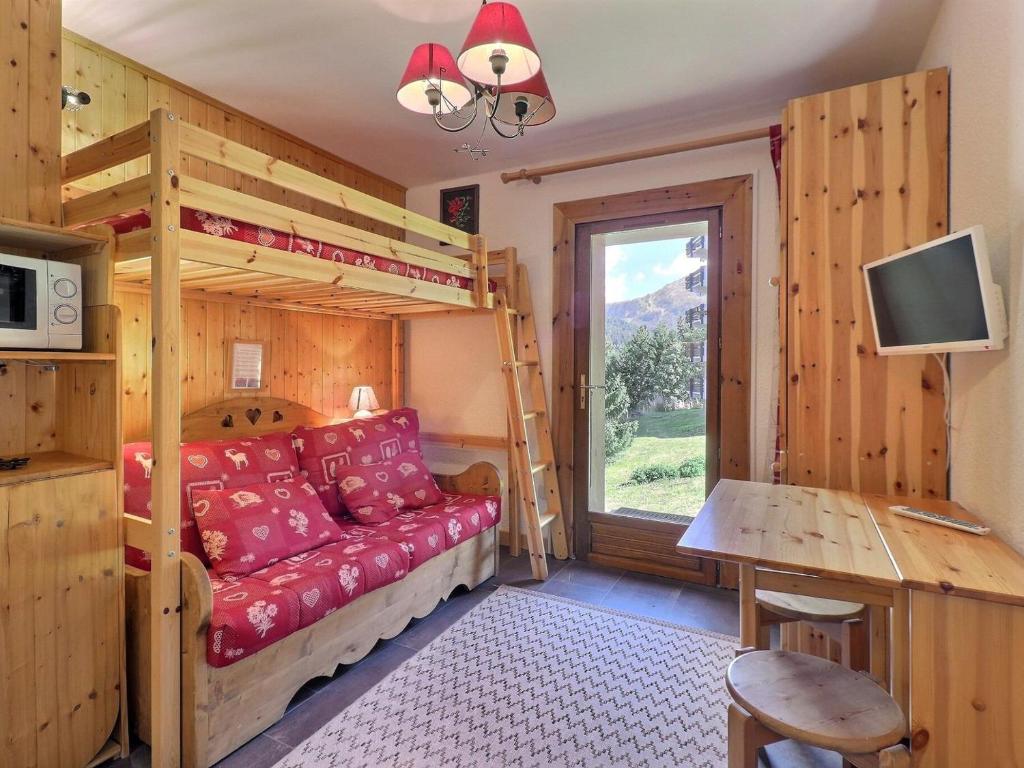 une chambre avec un lit superposé et un bureau dans l'établissement Charmant Studio au Pied des Pistes, Tout Équipé, Idéal pour 2 Personnes, Méribel Mottaret - FR-1-182-54, à Méribel