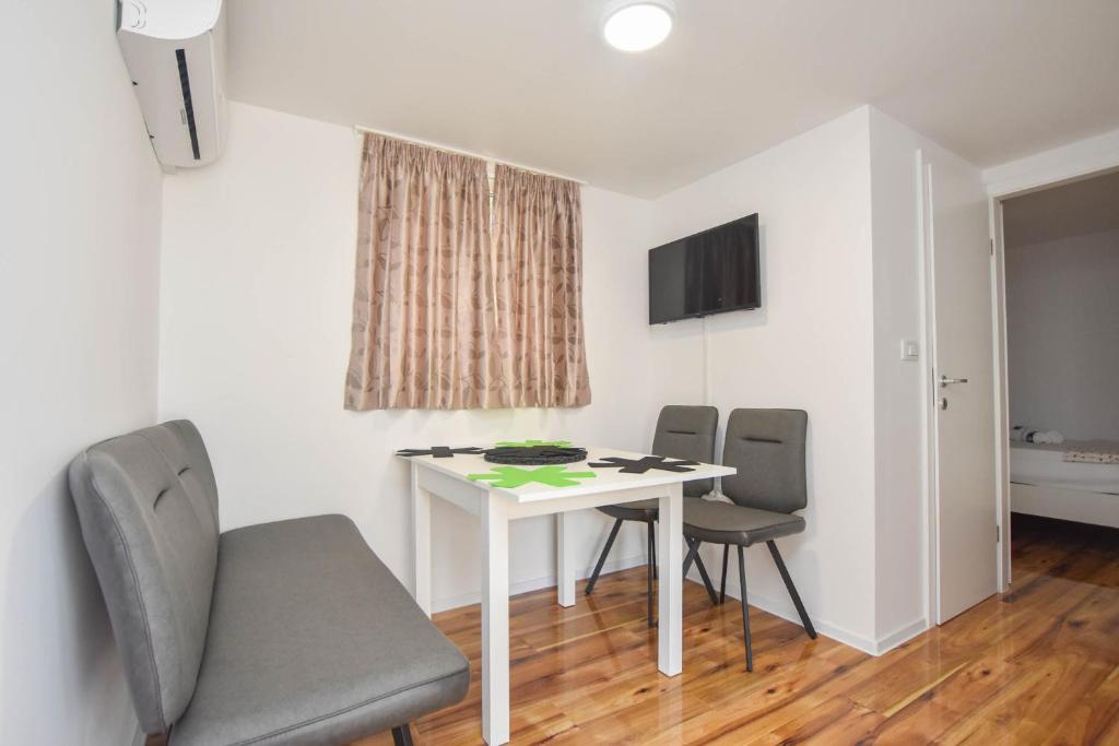 Televízia a/alebo spoločenská miestnosť v ubytovaní Mobile home Dandelion