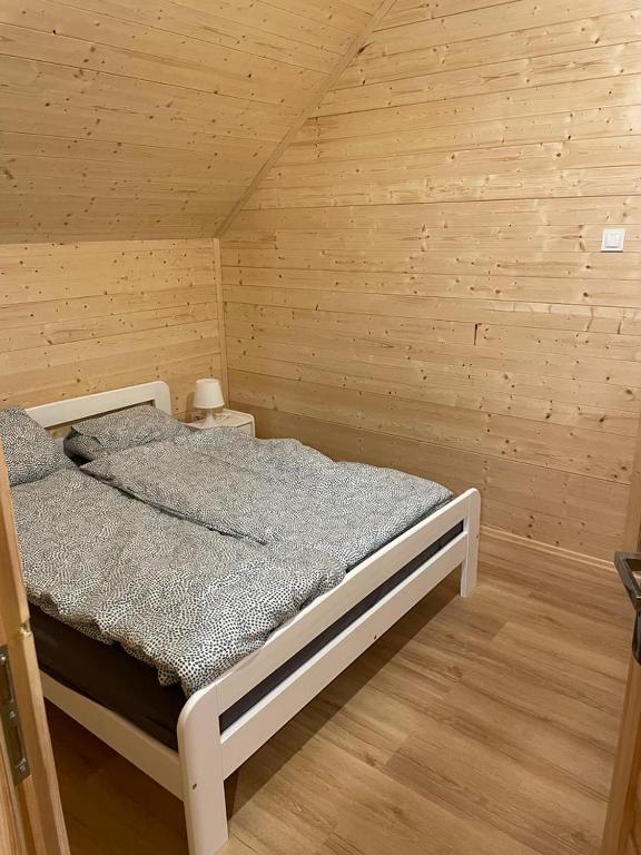 Posteľ alebo postele v izbe v ubytovaní Skawiańskie Stodoły