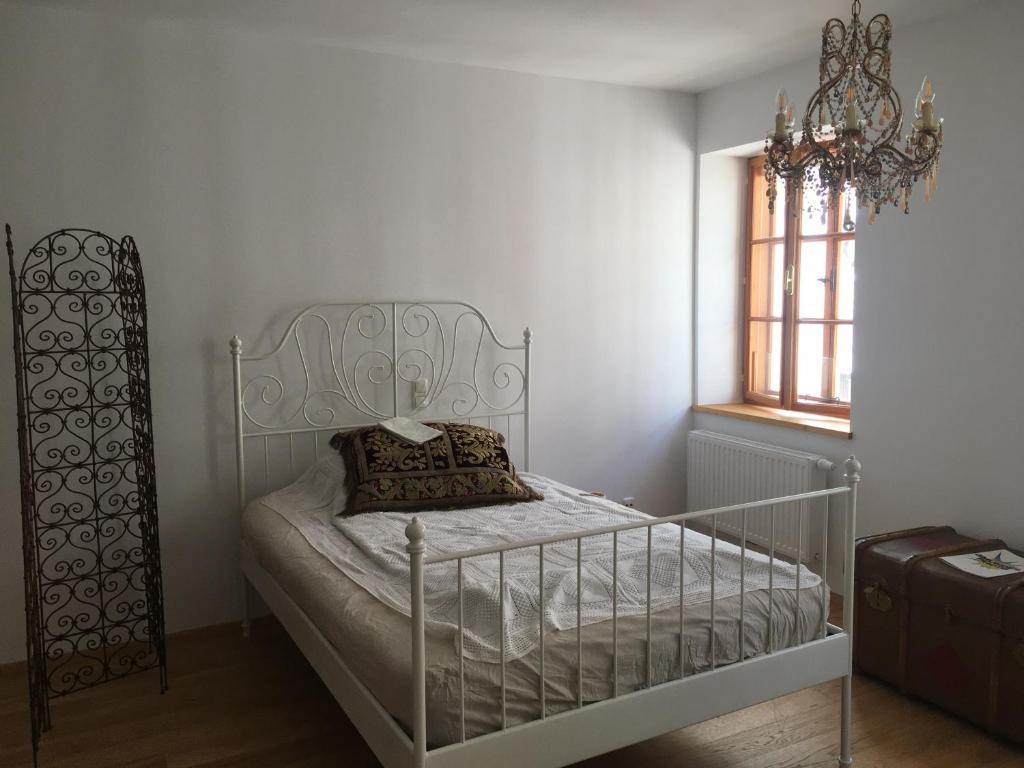 una camera con un letto bianco e una finestra di Apartment zur schönen Sophie a Gmunden