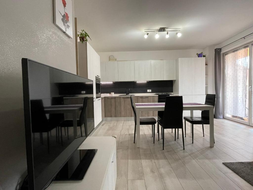eine Küche und ein Esszimmer mit einem Tisch und Stühlen in der Unterkunft ReBrì Holiday Home - appartamento Canale di Pergine in Pergine Valsugana
