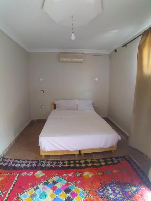 Postel nebo postele na pokoji v ubytování Riad 9 Derb El Bousnne