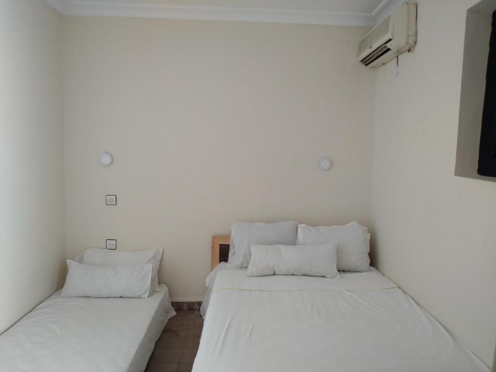 Postel nebo postele na pokoji v ubytování Riad 9 Derb El Bousnne