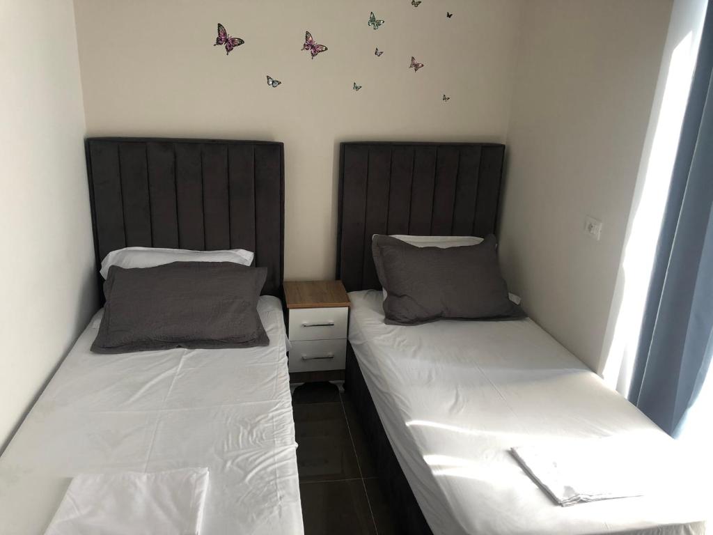 Postel nebo postele na pokoji v ubytování Rezidenca SHOPI Apartments