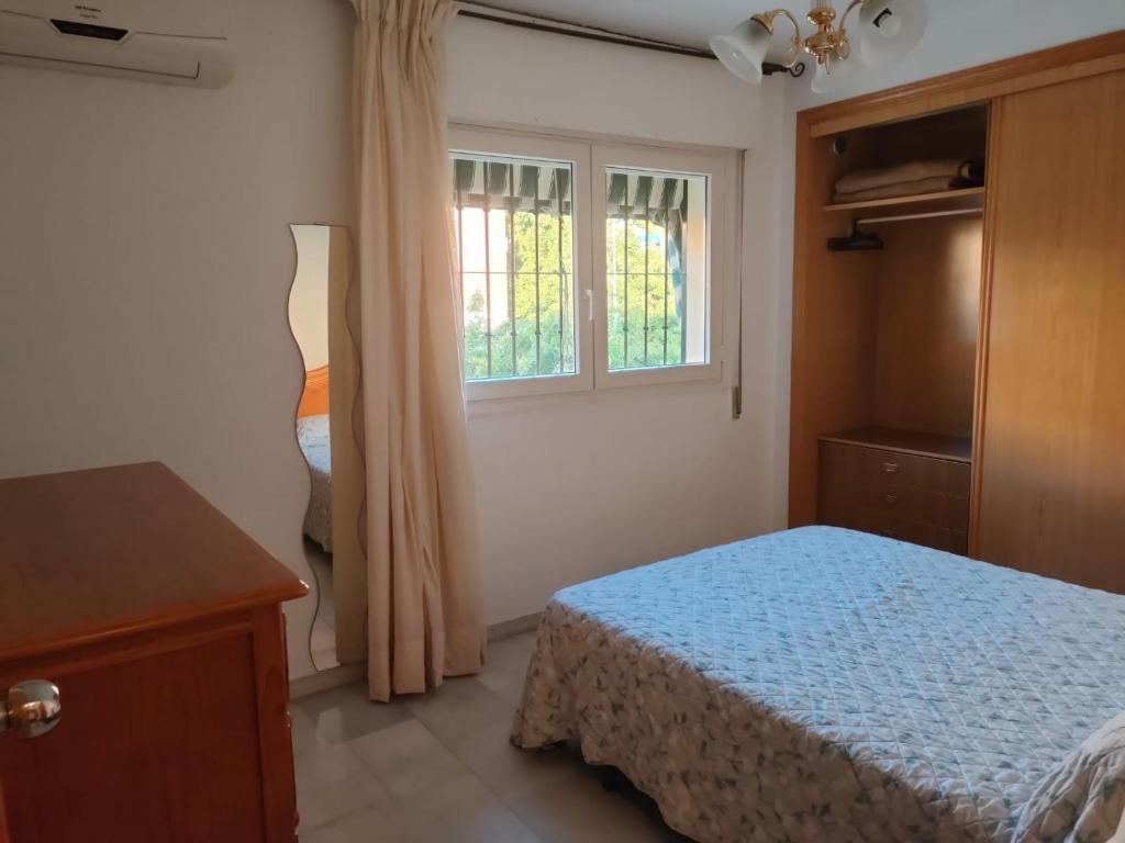 Schlafzimmer mit einem Bett und einem Fenster in der Unterkunft Los Jazmines, 2 in Granada