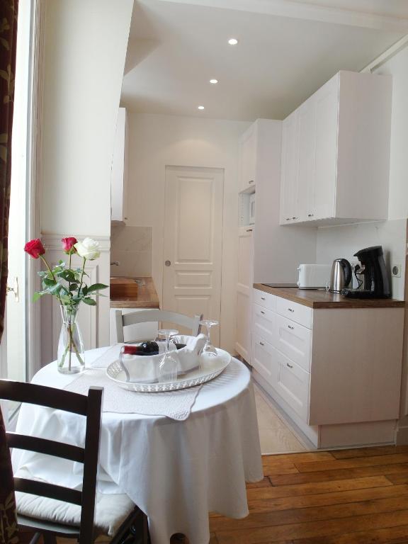 Kuchyň nebo kuchyňský kout v ubytování Chambre d hôte : Louvre Elegant Apt Suite