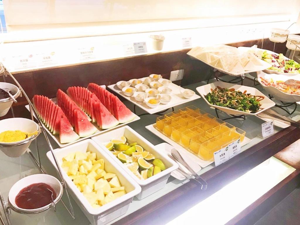 bufet z różnymi rodzajami żywności w obiekcie Airline Inn Green Park Way w mieście Taizhong