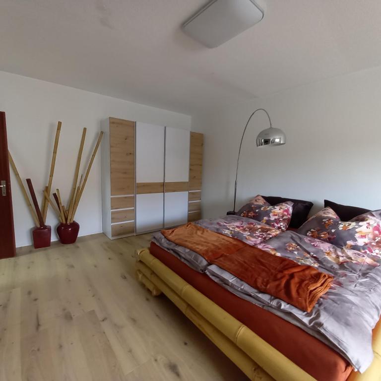 Postel nebo postele na pokoji v ubytování Riccis 47m2 bamboo flat