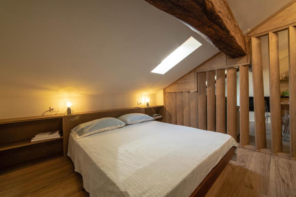 Posteľ alebo postele v izbe v ubytovaní BelAbrì - central charme&comfort -mansarde e appartamento