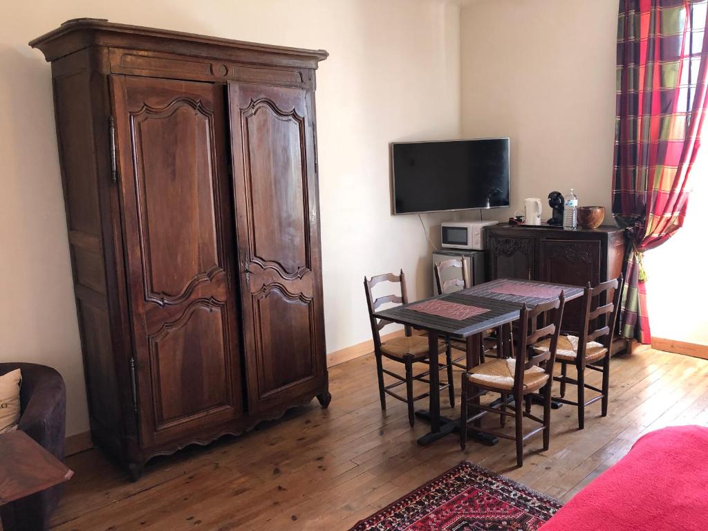 Kuchyň nebo kuchyňský kout v ubytování Ancien hôtel aux moines Pierrefitte St Lo