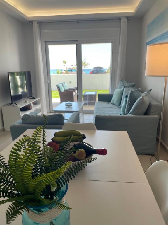 A television and/or entertainment centre at Fantasea Beachfront Villa