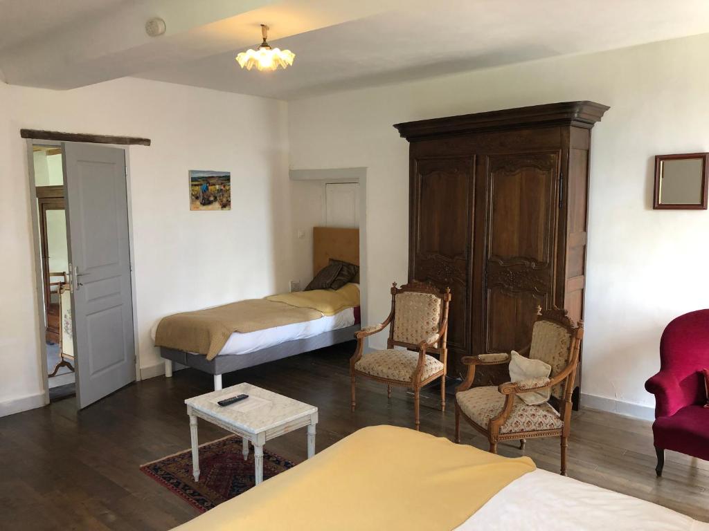 Postel nebo postele na pokoji v ubytování Ancien hôtel aux moines Pierrefitte St Lo