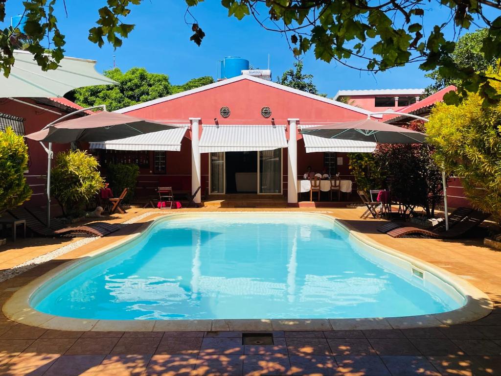 uma piscina em frente a um edifício em Régina Lodge Diégo Suarez Madagascar em Diego Suarez