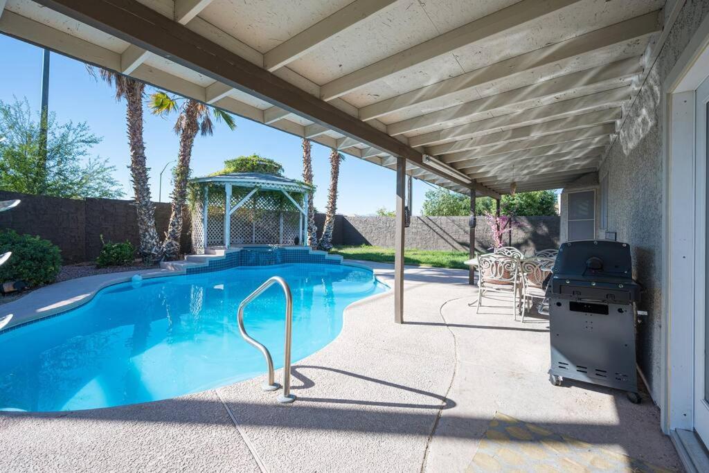 ラスベガスにあるModern Home! Pool & Jacuzzi (30% off for longterm)の家の隣のパーゴラ付きスイミングプール