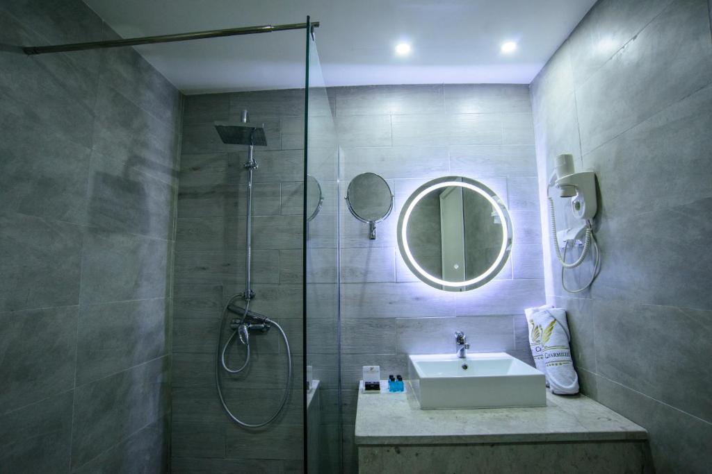 Koupelna v ubytování Suites Hôtel Les Charmilles & Spa