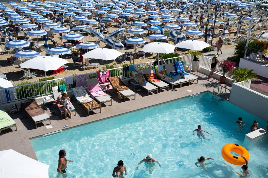 Bazén v ubytování Hotel Canarie nebo v jeho okolí